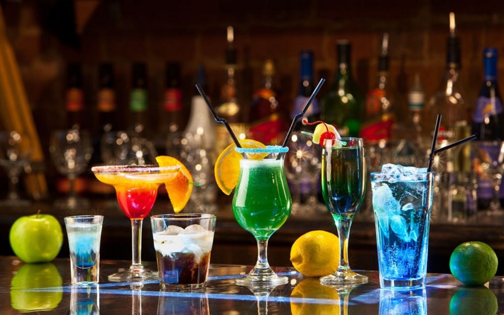 drink-colored-bar-cocktail-glasses_215969